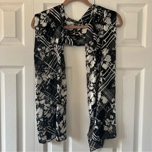 Chico’s Lilypad Oblong scarf Black White